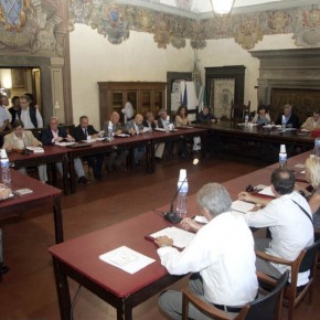 Il consiglio comunale respinge la mozione di Forza Italia sulla diminuzione degli emolumenti agli amministratori.Franceschi (Un'altra Pescia) attacca l'assessore al bilancio sui conti del Comune