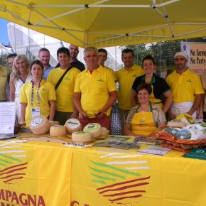 Il 14 luglio di Pistoia all'Expo2015: tanta gente a degustare prodotti... e spunta anche Albano