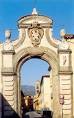 Quest'anno l'illuminazione natalizia della Porta Fiorentina, meraviglioso simbolo della città di Pescia, sarà acquistata e non noleggiata.