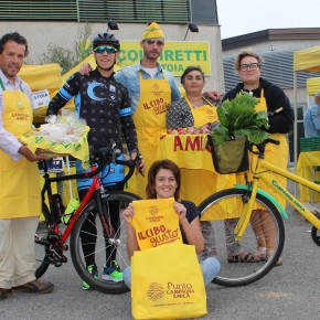 Il triatleta pistoiese parte in bici per Barcellona   e fa il pieno di proteine vegetali al mercato Campagna Amica di Pistoia