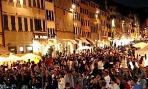 Pescia  Shopping di sera a Luglio