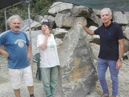 In piena attività il lavoro di scultura presso la Cava Nardini di Vellano per il 3° Simposio Internazionale .  Tanti i visitatori, fra i quali l’assessore Bellandi e il sindaco Giurlani “Invitiamo tutti a vedere queste bellissime opere”.