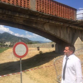 Chiuso il passaggio sottostante al Ponte del Marchi.  Sopralluogo del sindaco di Pescia Oreste Giurlani che annuncia una verifica sui ponti comunali “Martedi in giunta la variazione di bilancio”