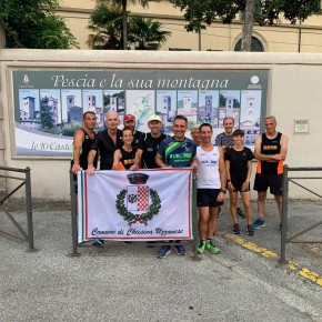 Avranno la bandiera di Pescia i podisti che hanno percorso le 10 Castella.     Con loro l’assessore-atleta  Fabio Bellandi