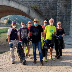 Sindaco, due assessori e volontari puliscono l’alveo del fiume Pescia     “Perché lasciare rifiuti in giro? Contiamo sulla civiltà dei cittadini”