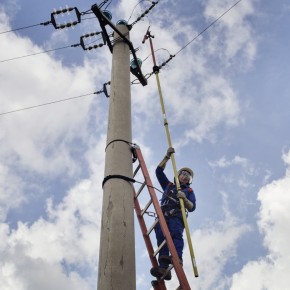 PESCIA E UZZANO: ENEL SOSTITUISCE PALO DANNEGGIATO E RINNOVA LINEA ELETTRICA “BOTTEGHINO”.