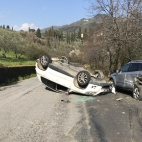 Incidente con ribaltamento a Pescia. Interviene la polizia municipale, lievi ferite