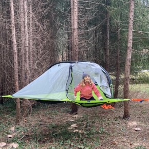 Covid. TERAPIA ANTISTRESS SULLA MONTAGNA PISTOIESE: SI MONTANO TENDE PER DORMIRE SUGLI ALBERI