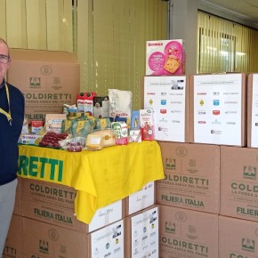 SOLIDARIETÀ: A SOSTEGNO DI CHI HA PIU’ BISOGNO  A Pistoia distribuiti oltre 3000 chili di eccellenze alimentari  Iniziativa di Coldiretti, Filiera Italia e Campagna Amica     E sabato al mercato Campagna Amica la spesa sospesa e piantine pasquali