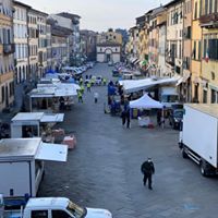 Con la zona arancione tornano i mercati ambulanti a Pescia Torna in piazza del Grano la frutta e la verdura, severi i controlli sui protocolli sanitari.