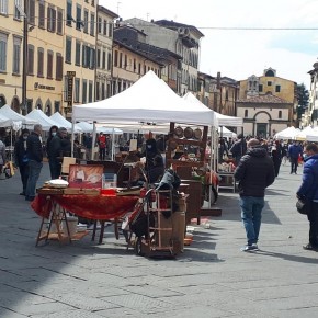 ANTIQUARIATO, FIORI E PIANTE DOMENICA 25 A PESCIA