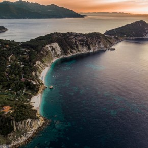 L’ISOLA D’ELBA È PRONTA PER LA RIPARTENZA DELLA NUOVA STAGIONE ESTIVA Siglato il protocollo di intesa tra gli enti locali e le associazioni di categoria dell’Isola d’Elba in supporto al settore turismo: l’isola riapre le sue porte ai turisti per una vacanza in piena sicurezza.