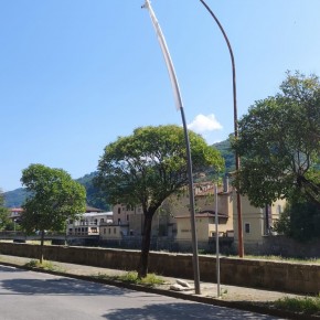 STA PROSEGUENDO L’INSTALLAZIONE DI NUOVI PALI DELLA LUCE E UNA ILLUMINAZIONE A RISPARMIO ENERGETICO A PESCIA           IN ARRIVO UN NUOVO PROGETTO FINANZIATO CON 180MILA EURO