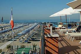 BAGNO VENEZIA - LIDO DI CAMAIORE  DUE CORSI DI SCRITTURA IN RIVA AL MARE      Due weekend per apprendere l'arte della scrittura nella splendida terrazza  del Bagno Venezia di Lido di Camaiore.