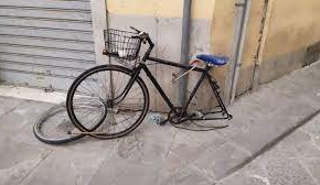 Fra 48 ore verranno definitivamente tolte le biciclette abbandonate nel centro storico di Pescia           Bellandi “Operazione iniziata con i veicoli a motore che continua anche per le due ruote”.