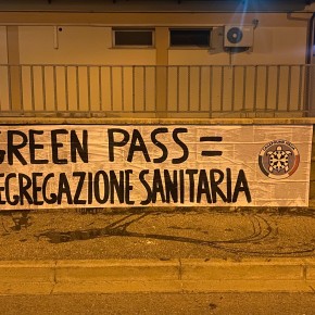 Green Pass, striscioni di CasaPound in tutta Italia: "scelta folle, è segregazione sanitaria”