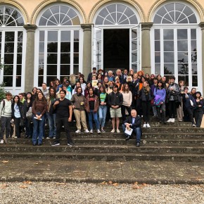 LuccAutori -  Foto di gruppo con gli studenti del liceo Passagli di Lucca che hanno realizzato le opere in mostra a Villa Bottini fino al 2 ottobre  I NOMI DEI PREMIATI