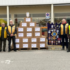 Il Lions Club di Pescia dona 55 pacchi alimentari per le famiglie bisognose