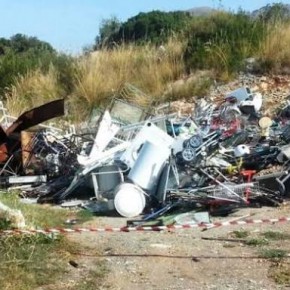 Il Circolo Sandro Maltagliati di Vellano segnala alle competenti autorità  la presenza di una discarica rifiuti abusiva localizzata lungo la strada provinciale Mammianese nord.
