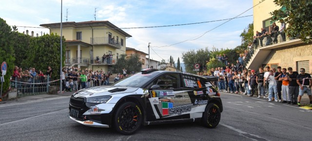 Luca Artino ed un Rally Città di Pistoia di buone sensazioni. Il pilota di Lamporecchio, tornato alle competizioni dopo sette mesi di assenza, ha ritrovato progressivamente il feeling con la Skoda Fabia RS di MM Motorsport, condivisa con Nicolangelo Lettieri. Luca Artino ed un Rally Città di Pistoia di buone sensazioni. Il pilota di Lamporecchio, tornato alle competizioni dopo sette mesi di assenza, ha ritrovato progressivamente il feeling con la Skoda Fabia RS di MM Motorsport, condivisa con Nicolangelo Lettieri.