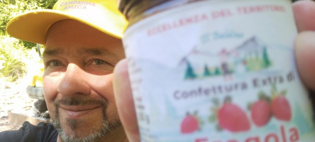 Dai 1300 metri di Abetone alla città: Fabio Sichi porta conserve ‘selvatiche’ di frutti di bosco, funghi e legna al mercato Campagna Amica di Pistoia Dai 1300 metri di Abetone alla città: Fabio Sichi porta conserve ‘selvatiche’ di frutti di bosco, funghi e legna al mercato Campagna Amica di Pistoia